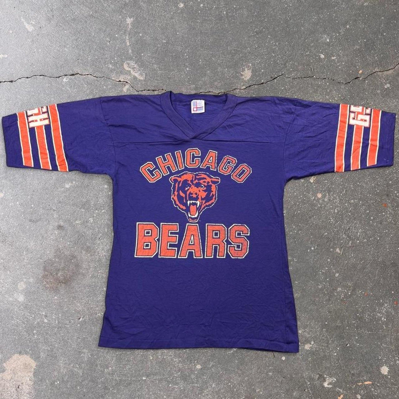 1980s Chicago Bears V-Neck Football Tee | Small