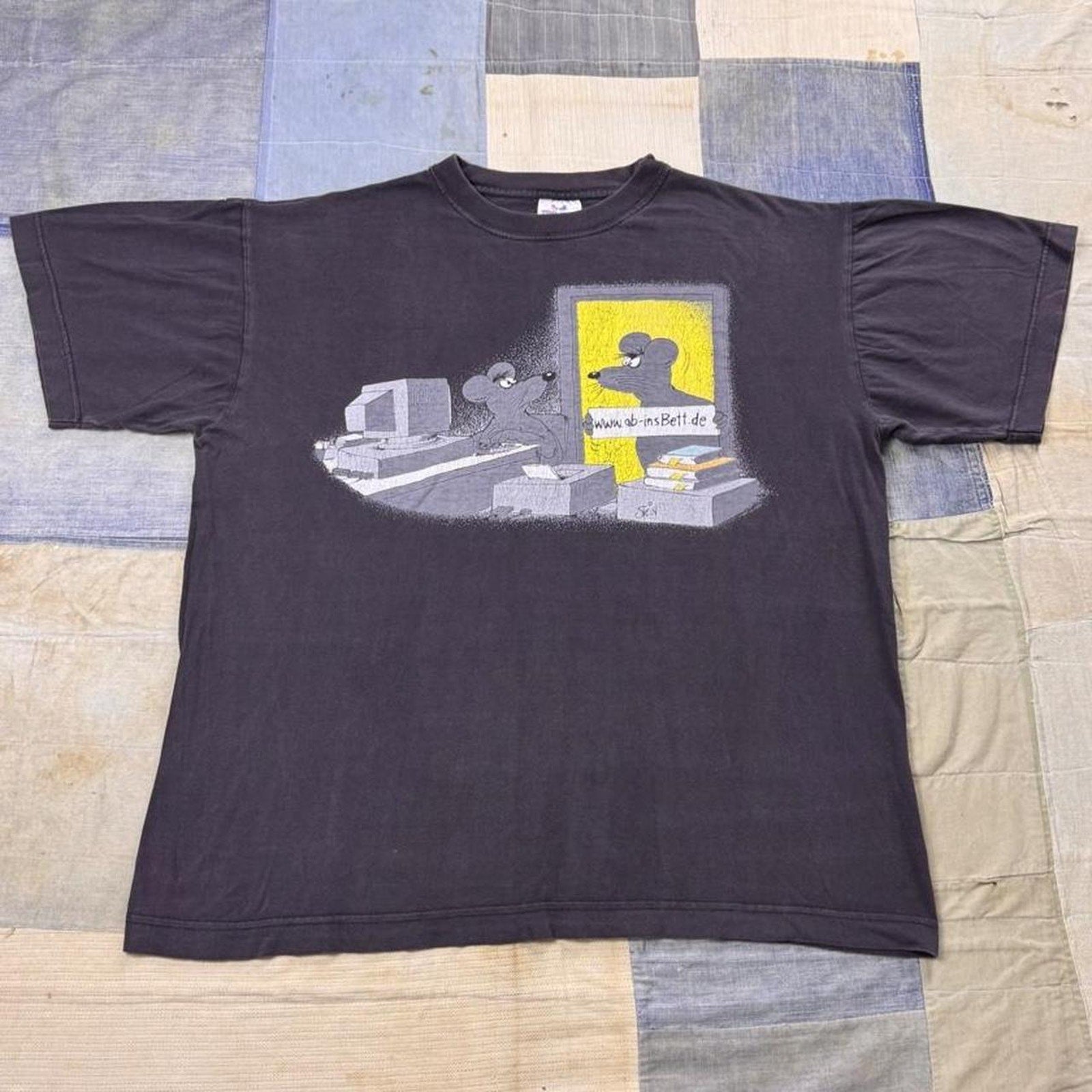 2000s German “Ab Ins Bett” Computer Mouse Graphic Tee | XL