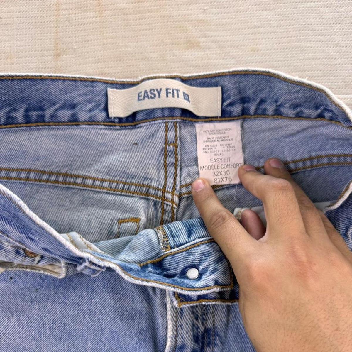 1990s Gap Easy Fit Distressed Light Wash Jeans | 32 x 30