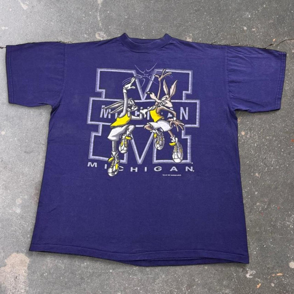 1997 Michigan Wolverines Looney Tunes Basketball Graphic Tee | XL