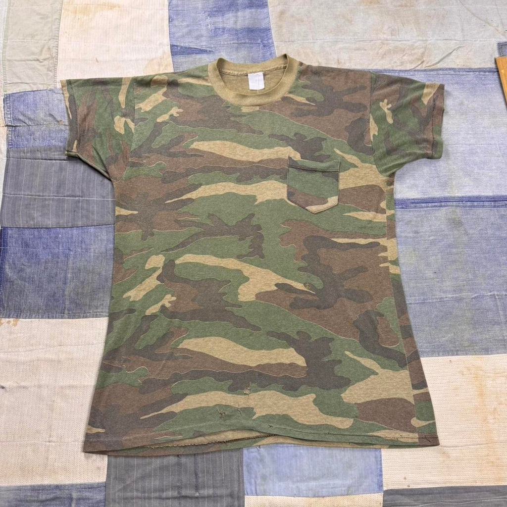 Vintage essential 90s Camo Pocket Tee Size Large