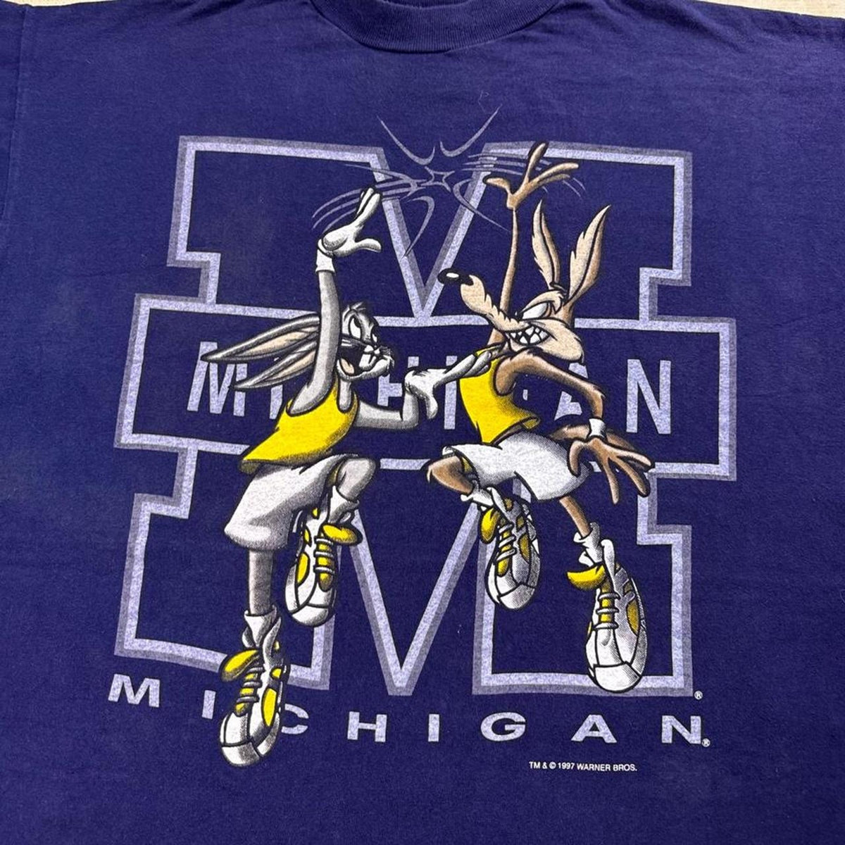 1997 Michigan Wolverines Looney Tunes Basketball Graphic Tee | XL