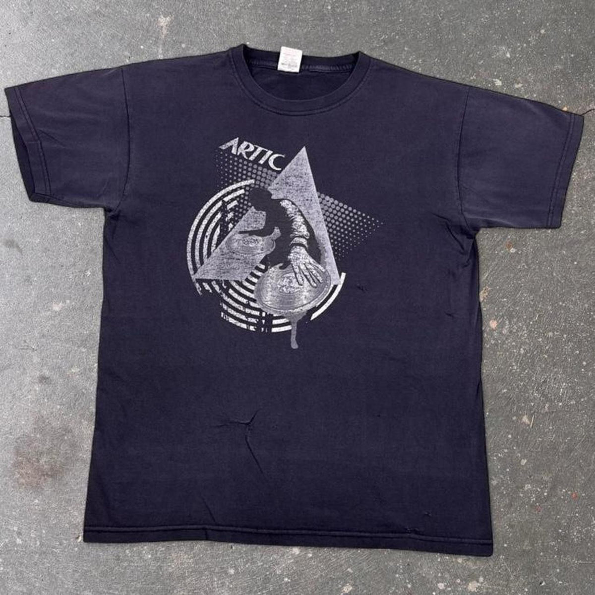 2000s Artic DJ Turntable Electronic Music Graphic Tee | Medium