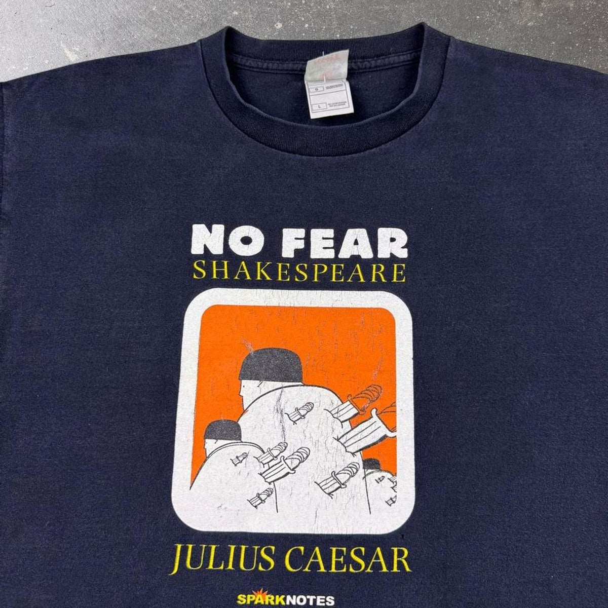 2000s SparkNotes No Fear Shakespeare Julius Caesar Graphic Tee | Large