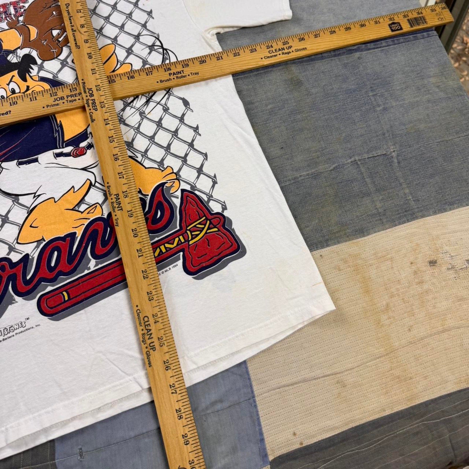 1994 Atlanta Braves Fred Flintstones cartoon tee with cartoon baseball Size L