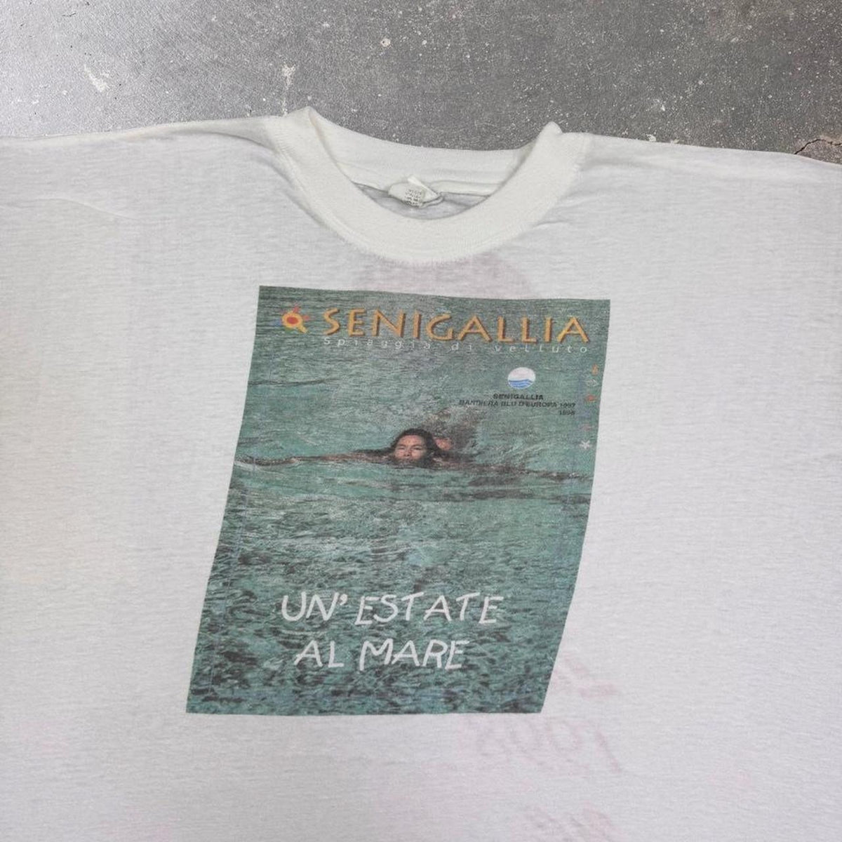 1998 Senigallia Italy Un Estate Al Mare Beach Tourism Graphic Tee | Extra Large