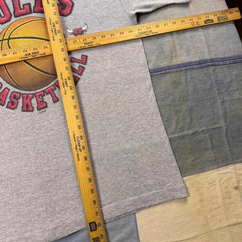 2000s Chicago Bulls Basketball Graphic Tee | XL