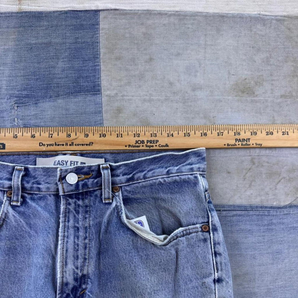 1990s Gap Easy Fit Distressed Light Wash Jeans | 32 x 30