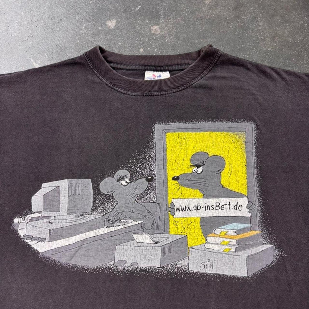 2000s German “Ab Ins Bett” Computer Mouse Graphic Tee | XL