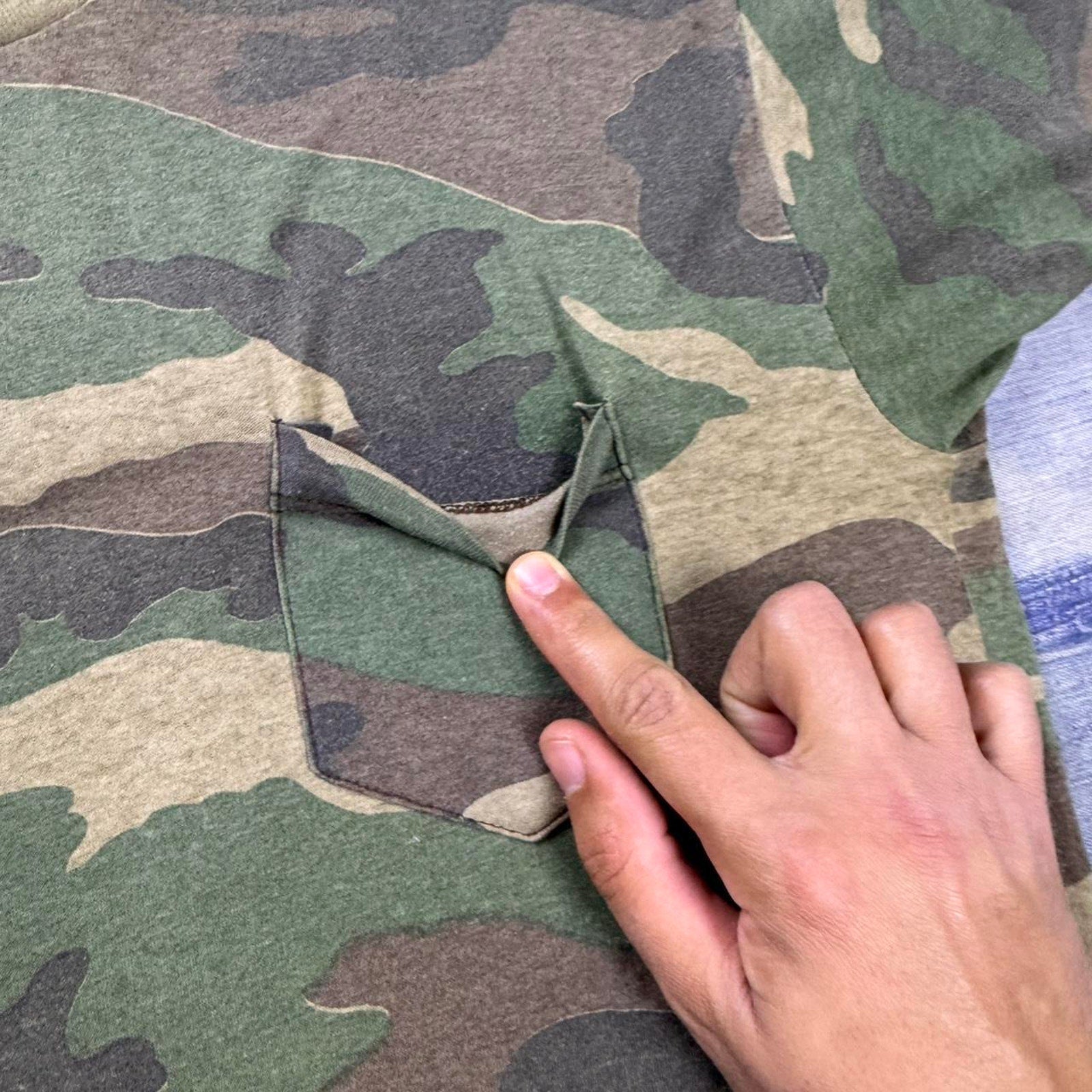 Vintage essential 90s Camo Pocket Tee Size Large