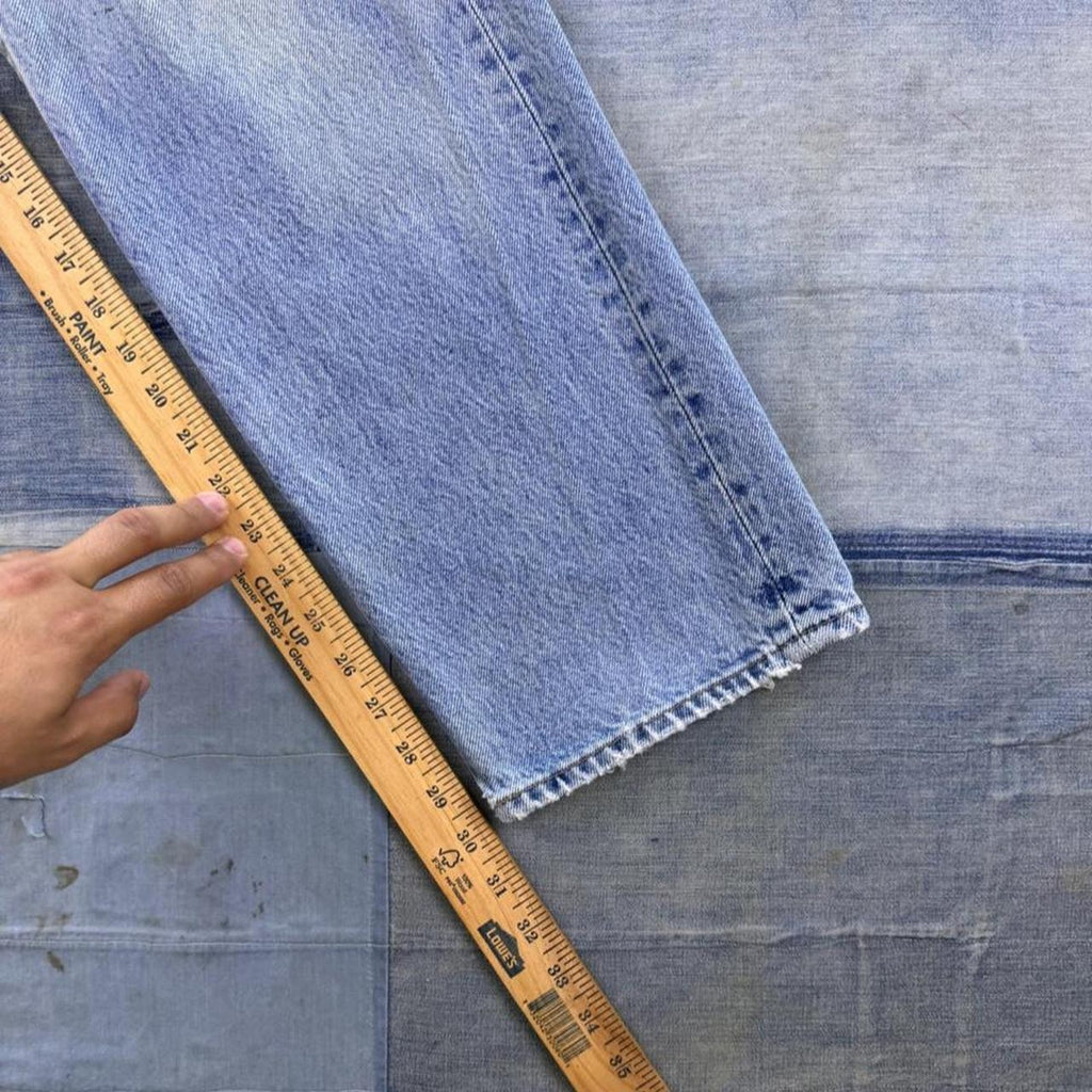 1990s Gap Easy Fit Distressed Light Wash Jeans | 32 x 30