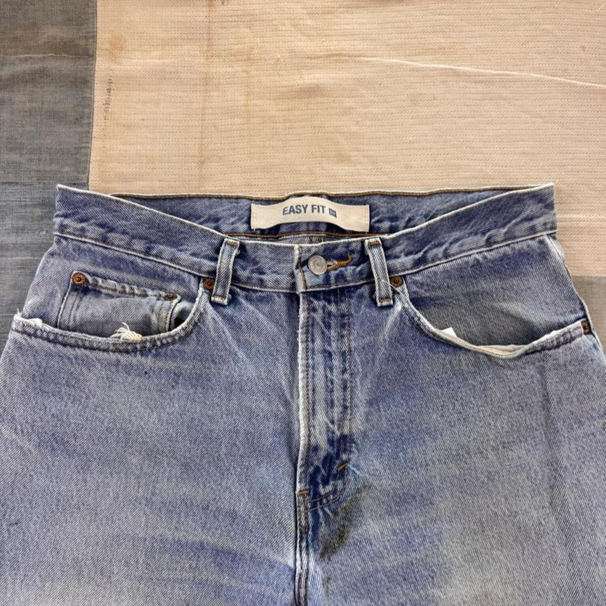 1990s Gap Easy Fit Distressed Light Wash Jeans | 32 x 30