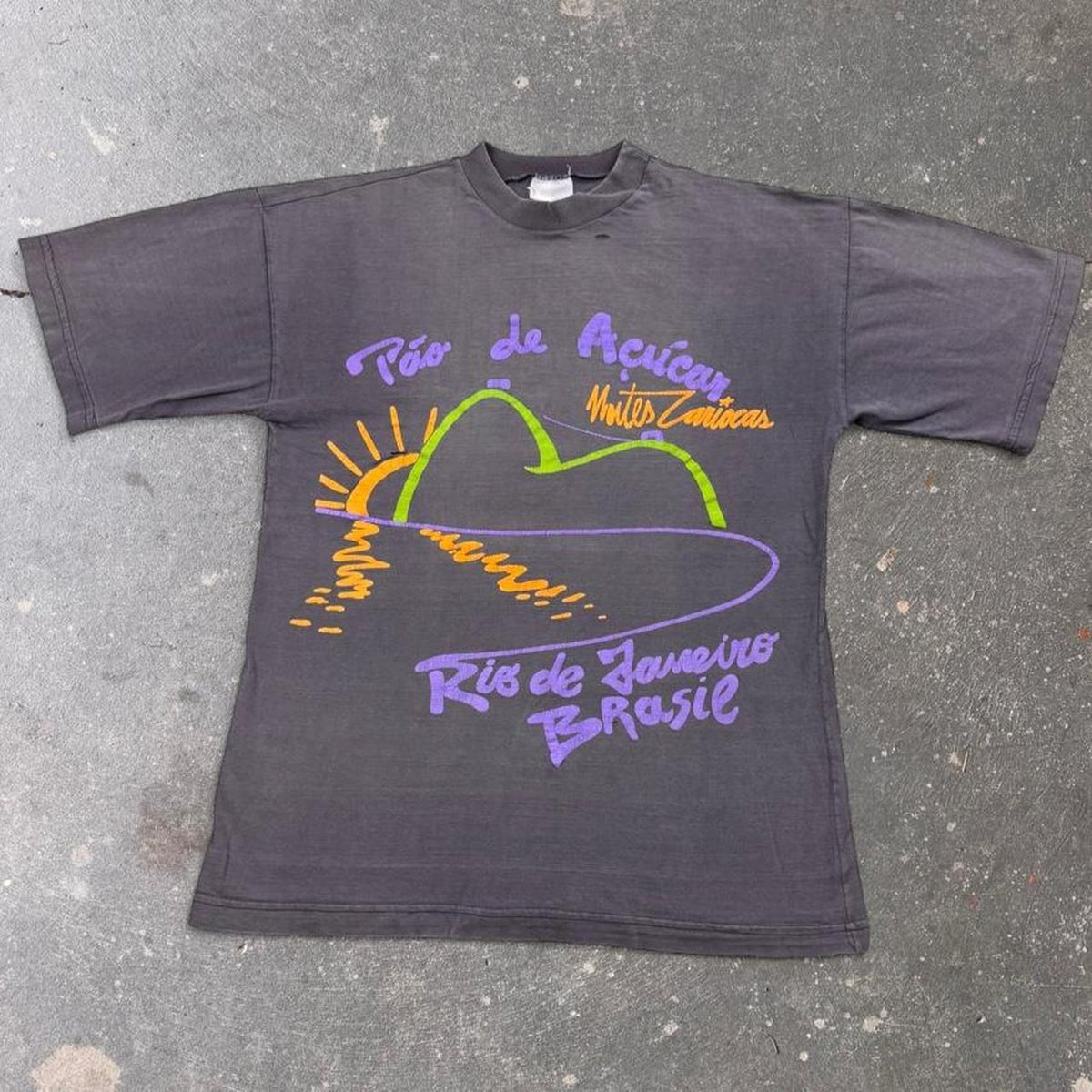 1990s Rio de Janeiro Brazil Sugarloaf Mountain Graphic Tee | Medium