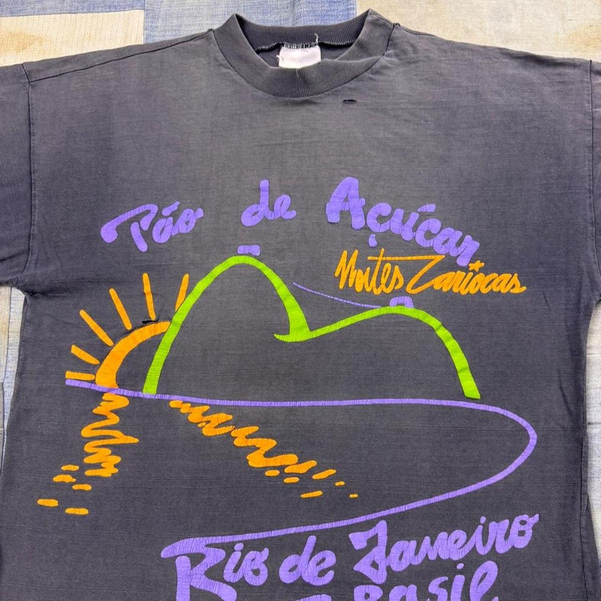 1990s Rio de Janeiro Brazil Sugarloaf Mountain Graphic Tee | Medium