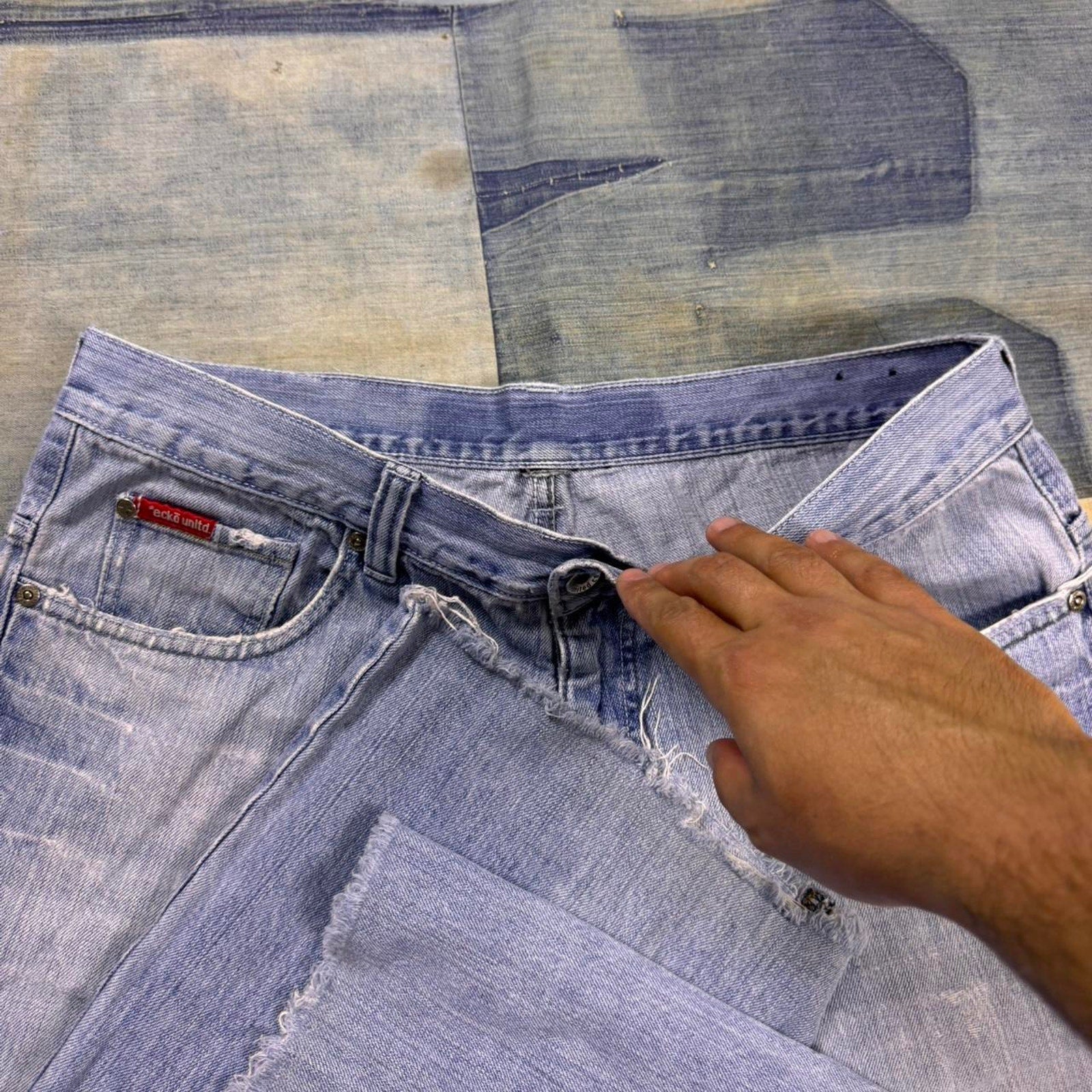 2000s Ecko Unltd light wash baggy jeans | 37 x 28