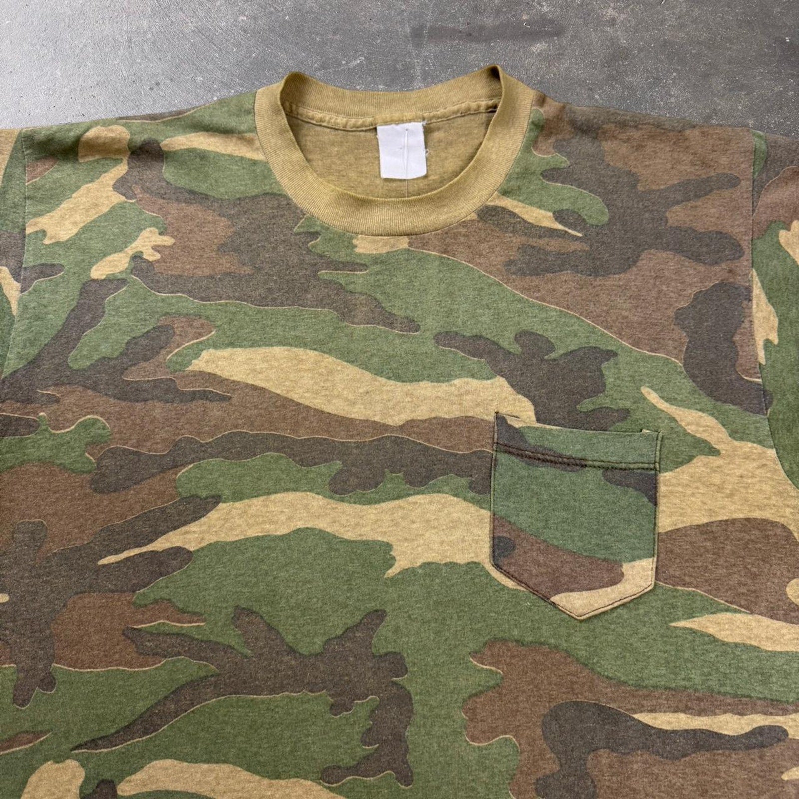 Vintage essential 90s Camo Pocket Tee Size Large