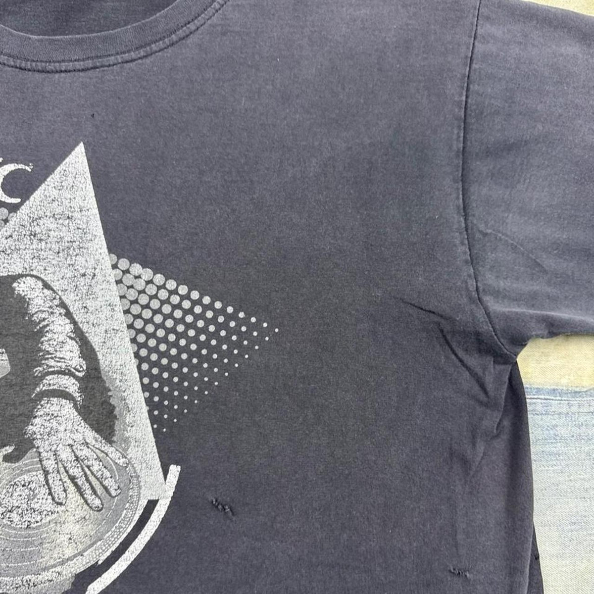 2000s Artic DJ Turntable Electronic Music Graphic Tee | Medium