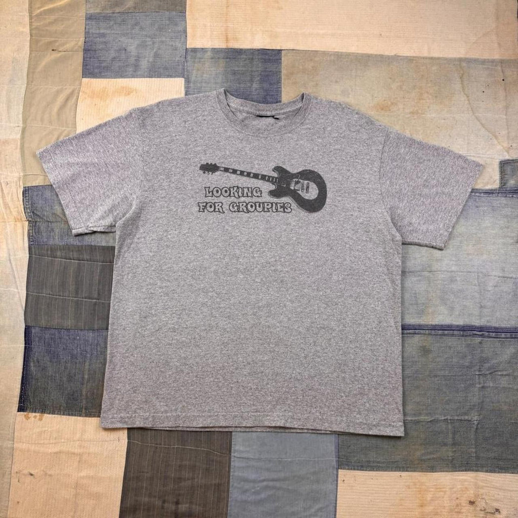 2000s Looking for Groupies Guitar Heather Gray Slogan Tee | XL